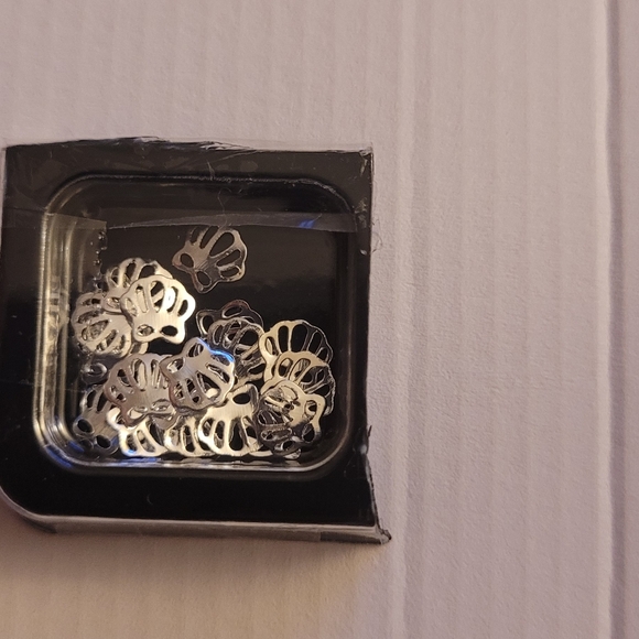 Gold and silvertone nail art kits and designs - Picture 10 of 16